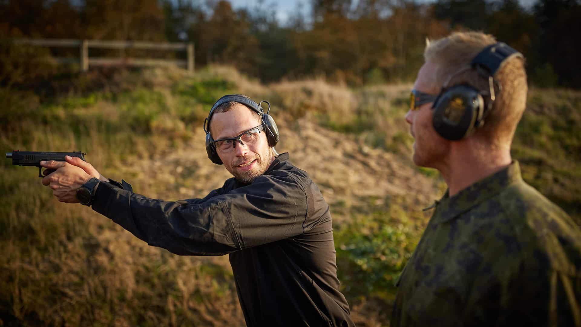 Korpset – Personlig indstilling og samarbejde, foredrag, Erik B. Jørgensen, på skydebanen, Instruktør Erik viser pistol