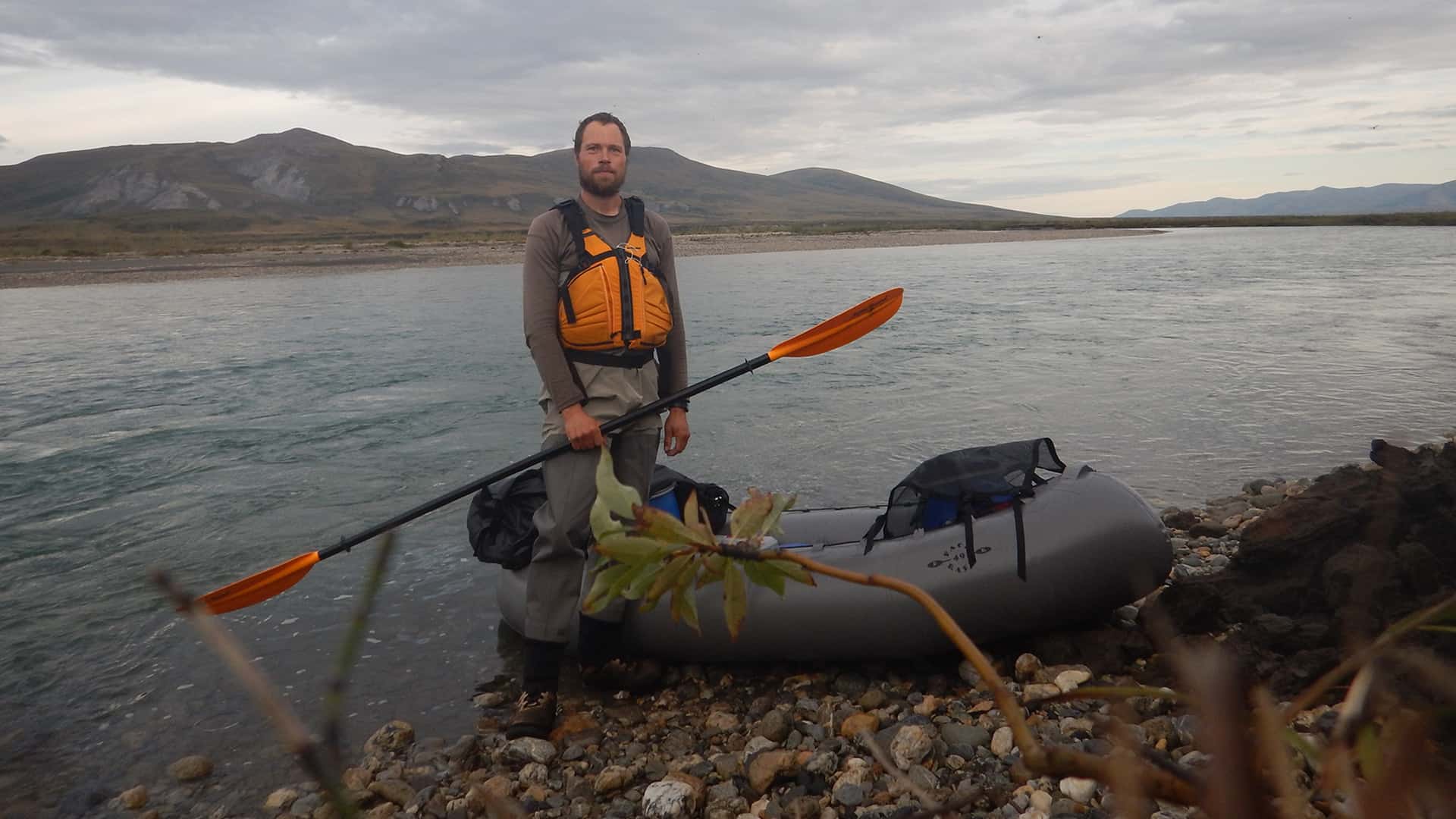 Alaska på tværs, foredrag, Erik B. Jørgensen med sin packraft ved Noatak River