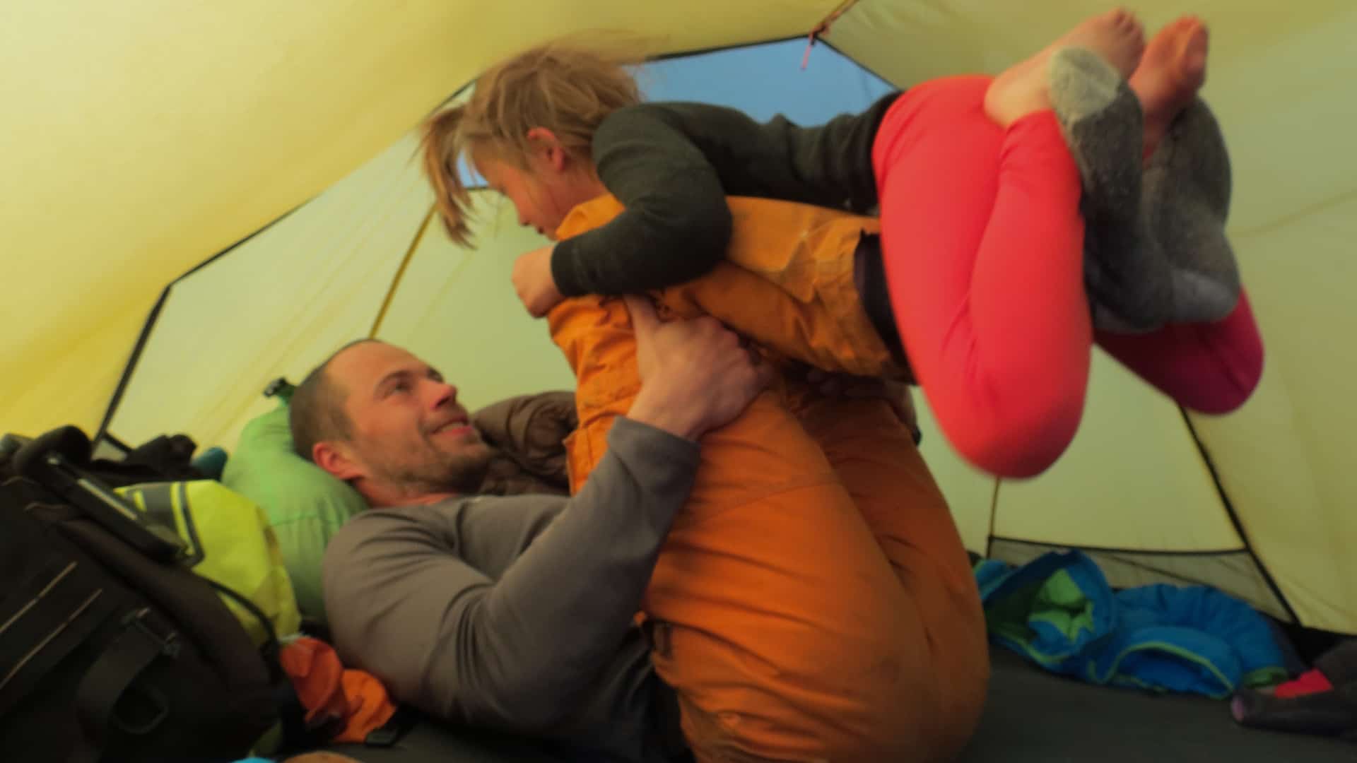 Far og datter i Vildmarken, Nordsverige, foredrag, Erik B. Jørgensen, Leger flyver i teltet
