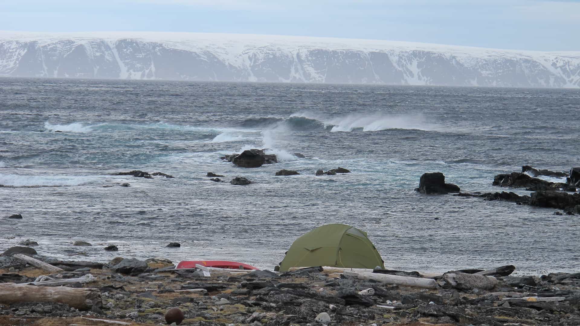 Skandinavien rundt i kajak, foredrag, Erik B. Jørgensen, lejr Nordkapøen i baggrund, dækket i sne
