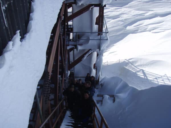 Et Indlandsishold på vej op ad trappen til DYE II, Grønland, Indlandsisen