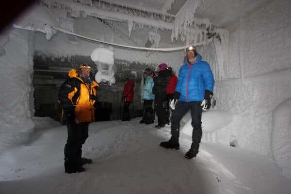 På vej ind i DYE II, rum fyldt med sne og is, Grønland, Indlandsisen