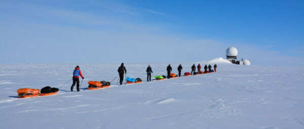 På vej mod DYE II, Grønland, Indlandsisen, med ski og pulk