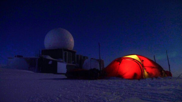 Teltlejr med DYE II, i baggrunden, i mørke, Grønland, Indlandsisen