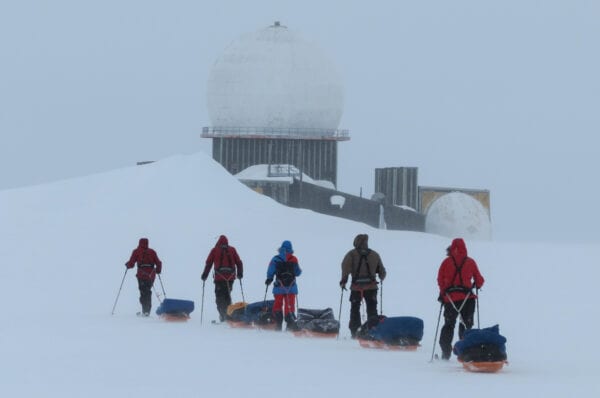På vej mod DYE II, i snevejr med pulk og ski, Grønland, Indlandsisen