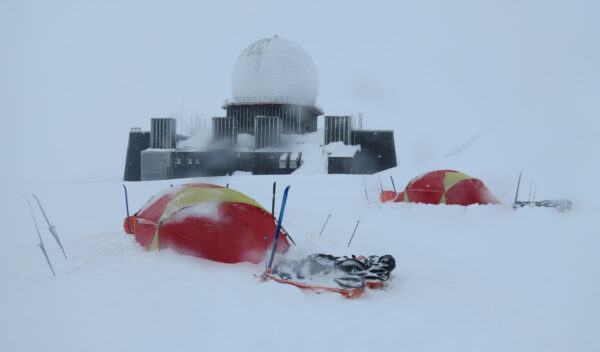 Lejr foran DYE II, i snevejr, Grønland, Indlandsisen