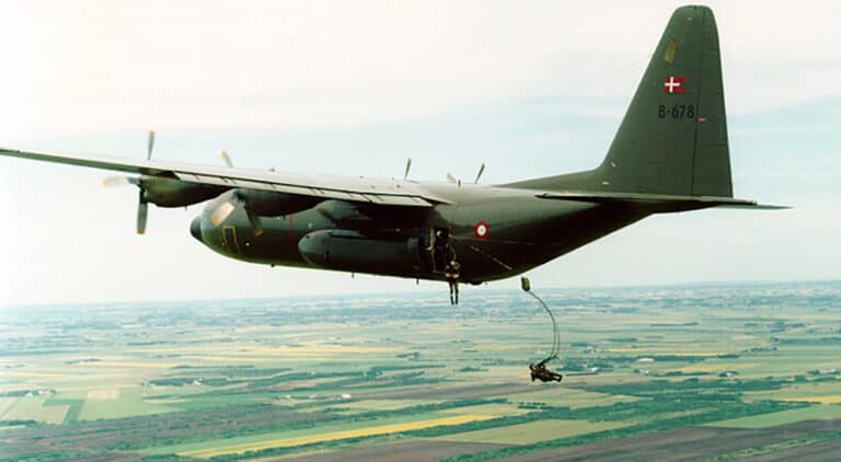 Fælles værdier i virksomheder er vigtige. Som Jægerkorpset, hvor rundfaldskærms spring, bruges til at skabe fælleshistorie af Erik B. Jørgensen
