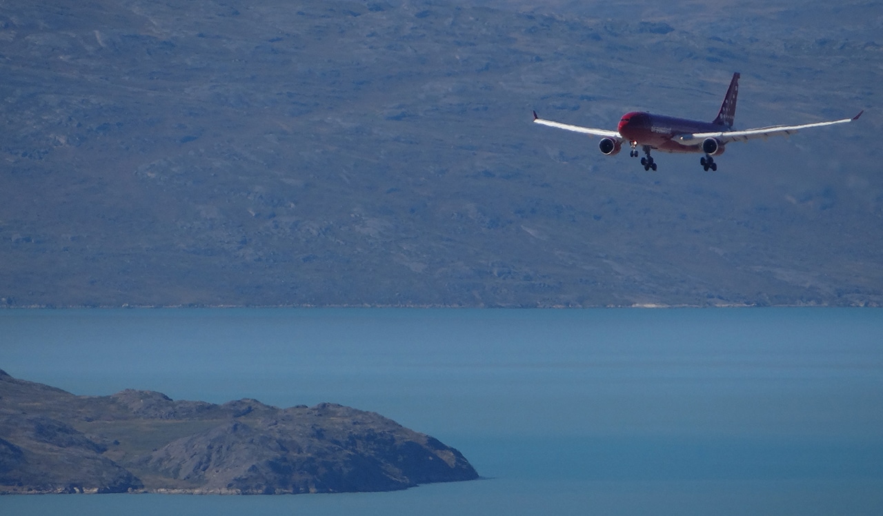Vandretur på Arctic Circle Trail, Indlandsisen, Kangerlussuaq til Sisimiut, Arigreenland, Danmarksflyver på vej til landing
