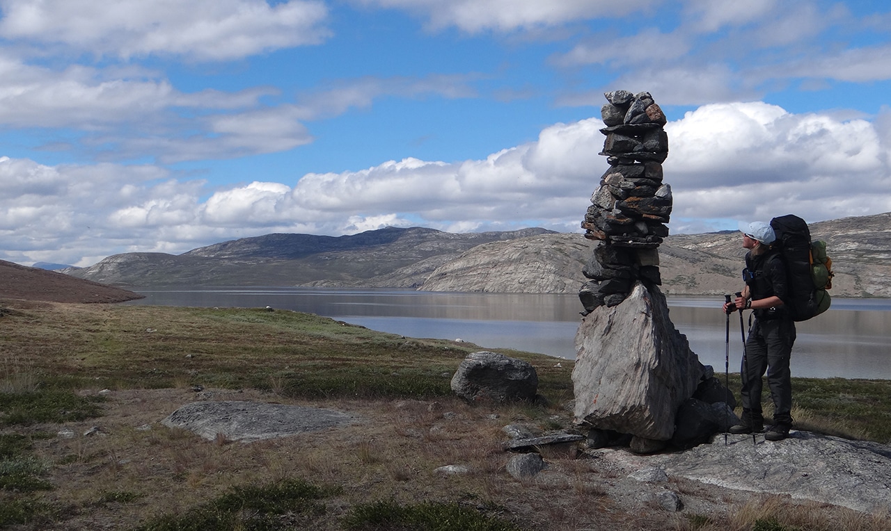 Vandretur på Arctic Circle Trail, Indlandsisen, Kangerlussuaq til Sisimiut, en af de finer vander til vejvisning, Tine stå og kikker