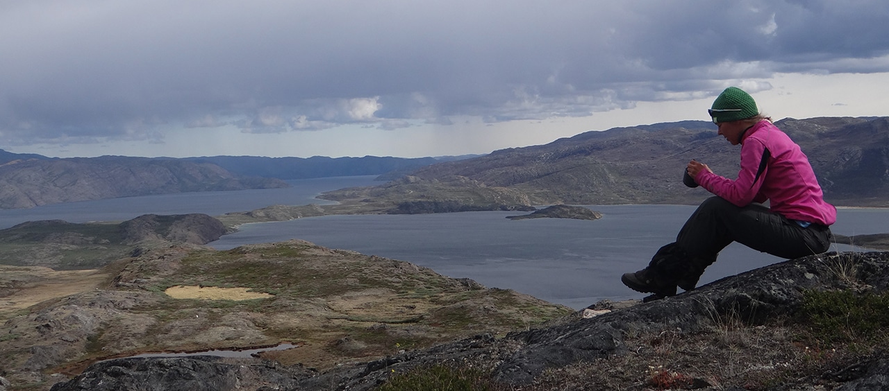 Vandretur på Arctic Circle Trail, Indlandsisen, Kangerlussuaq til Sisimiut, Tine nyder udaigten