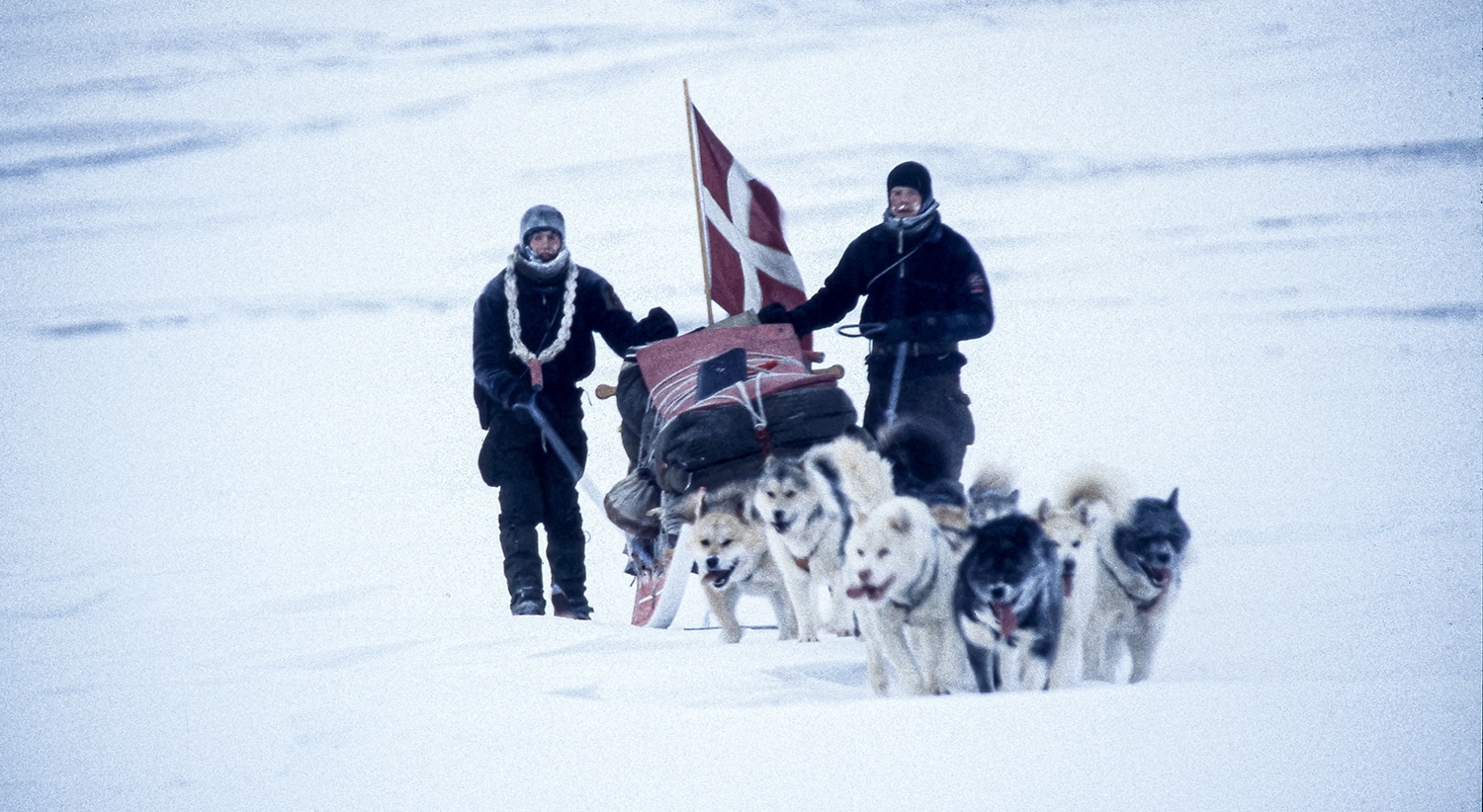 Boganmeldelse Bøger om Slædepatruljen Sirius, Slædepatruljen Sirius - Erik B. Jørgensen og Røde køre hundeslæde