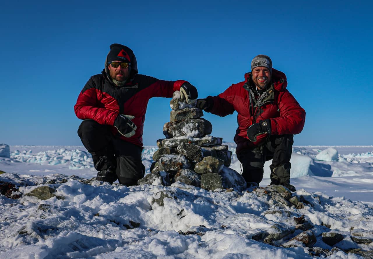 Jesper og Erik B. Jørgensen ved Kap Benét varde, Nordøstgrønland, under "3. Thule til Thule ekspedition" 2021