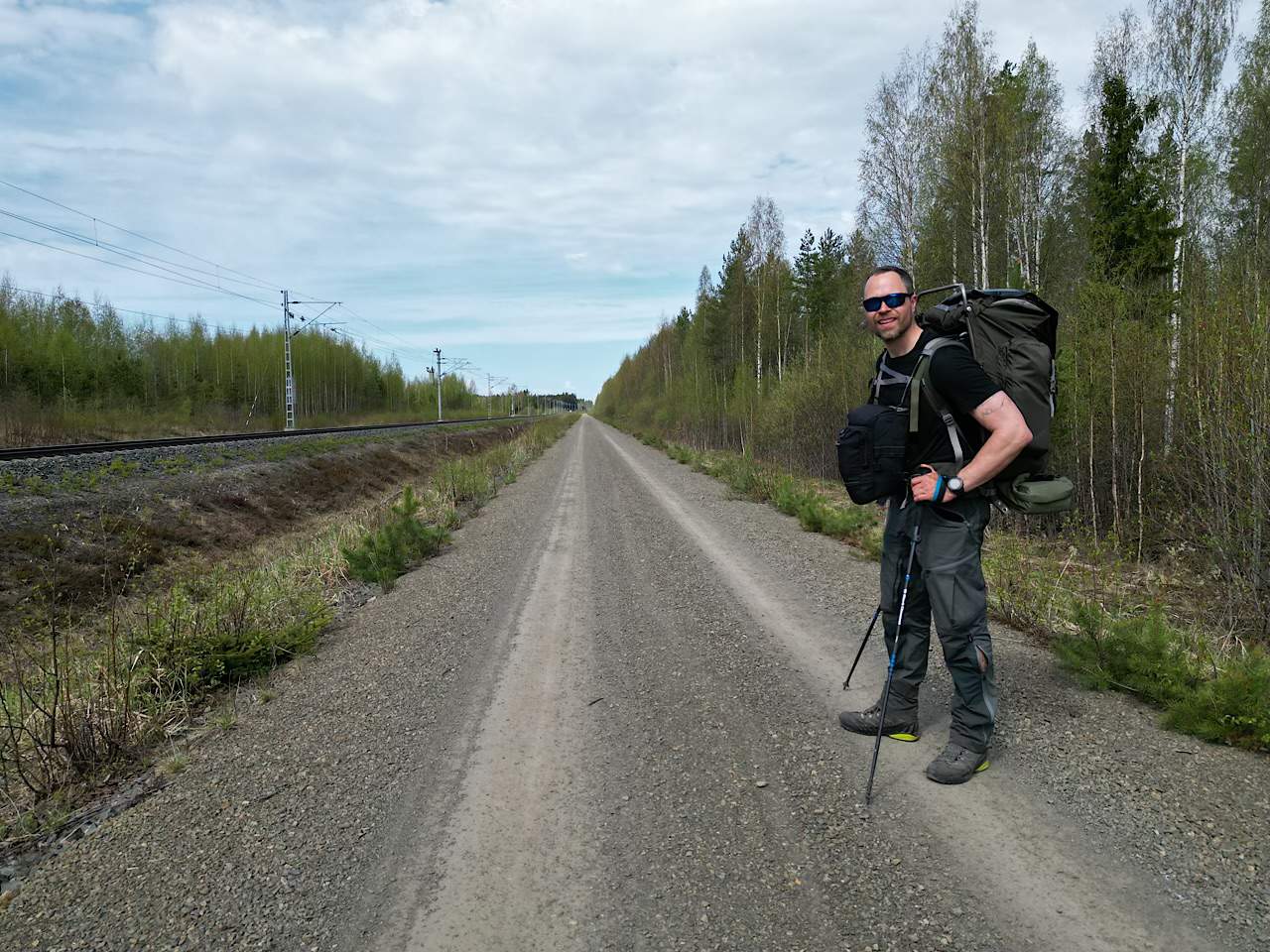 Etape 2 af Finland på langs - til fods, med eventyrer Erik B. Jørgensen på vej ad grusvej langs jernebane