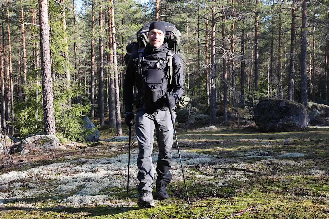 Erik B. Jørgensen, med rygsæk, fototaske og vandrestave under Finland på langs - til fods