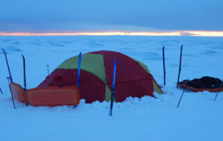 Opsætning af telt på vinterfjeldet af polarfare Erik B. Jørgensen