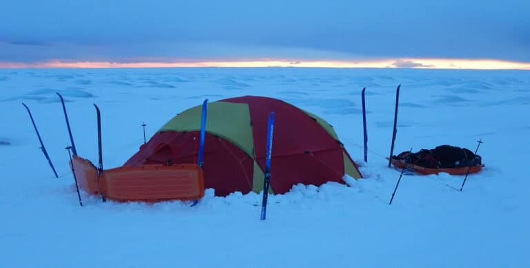Opsætning af telt på vinterfjeldet af polarfare Erik B. Jørgensen
