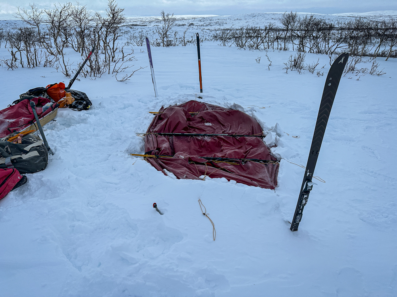 Opsætning af telt på vinterfjeldet, nedtagning af telt i vind af Erik B. Jørgensen