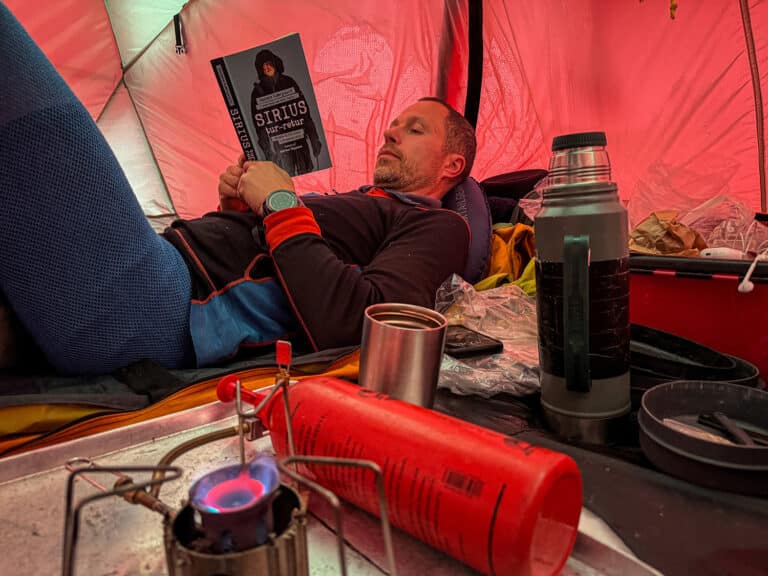 Sirius tur-retur af Anders Kjærgaard [Boganmeldelse] Erik B. Jørgensen læser i telt på vintertur, FuluFjället