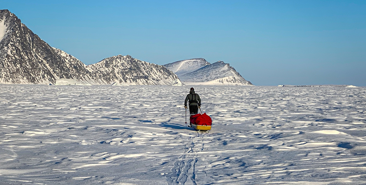 Afgang på "4. Thule til Thule ekspedition", Erik B. Jørgensen går med pulk og ski i Nordøstgrønland