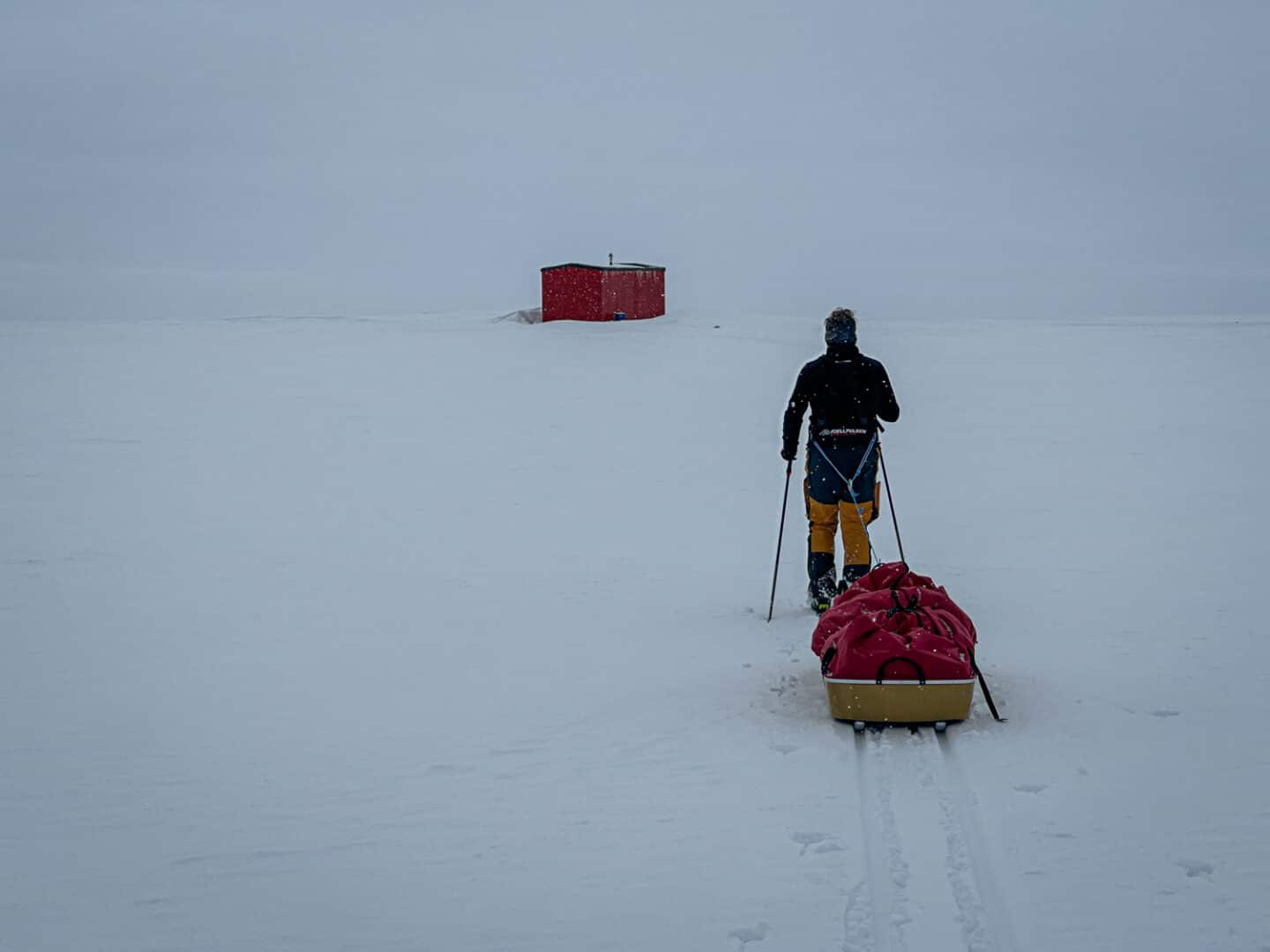 Storheden i Nordøstgrønland, 4. Thule til Thule ekspedition-00001 Jesper på vej til Kilen depot