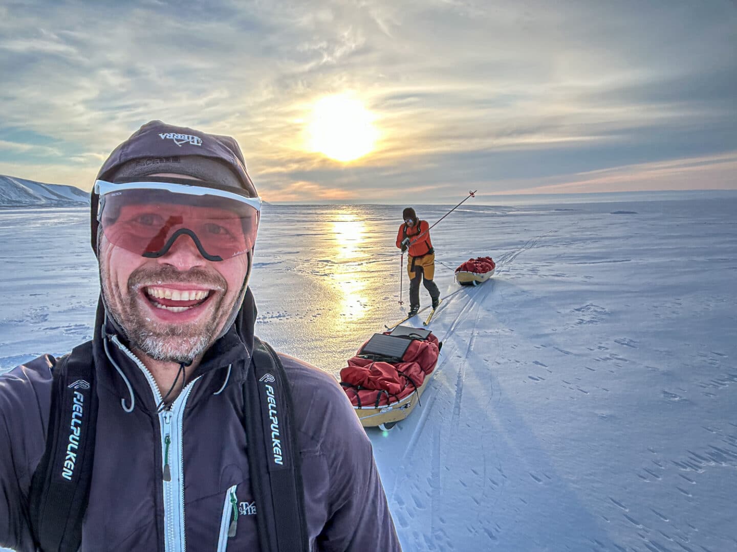 Storheden i Nordøstgrønland, 4. Thule til Thule ekspedition-00008 Erik B. Jørgensen og Jesper med pulk og ski