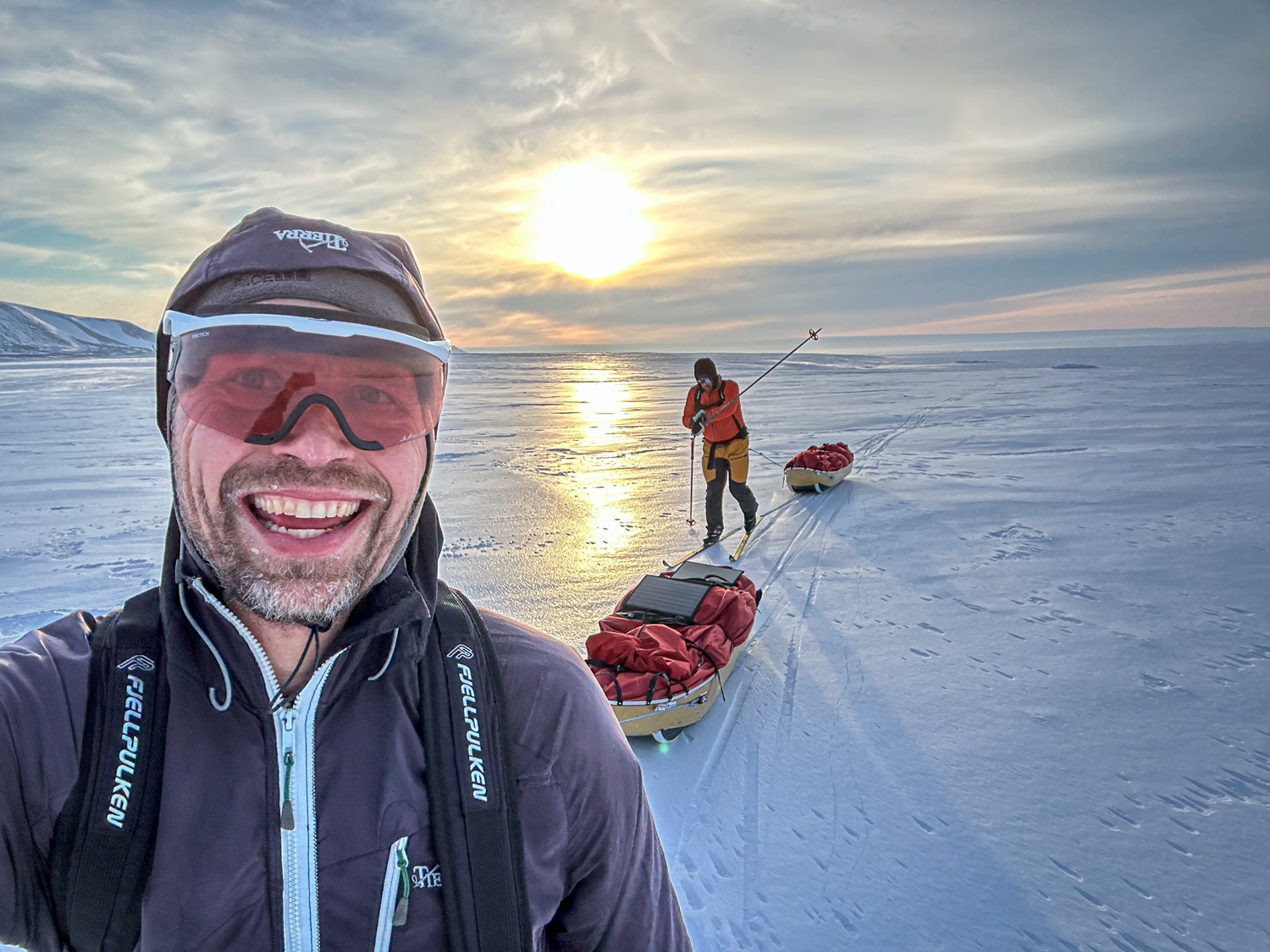 Storheden i Nordøstgrønland, 4. Thule til Thule ekspedition-00008 Erik B. Jørgensen og Jesper med pulk og ski