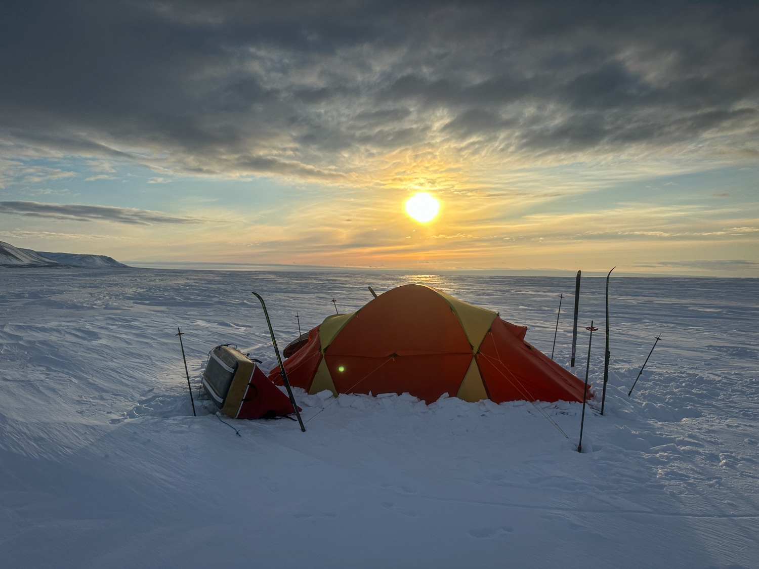 Storheden i Nordøstgrønland, 4. Thule til Thule ekspedition - Teltlejer i midnatssolen