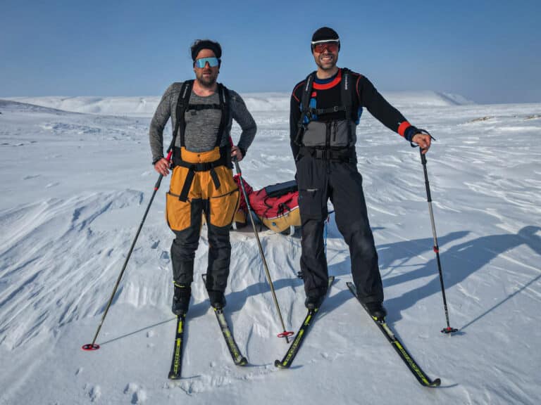 Storheden i Nordøstgrønland, 4. Thule til Thule ekspedition-polarfarer Erik B. Jørgensen og Jesper på en varm dag