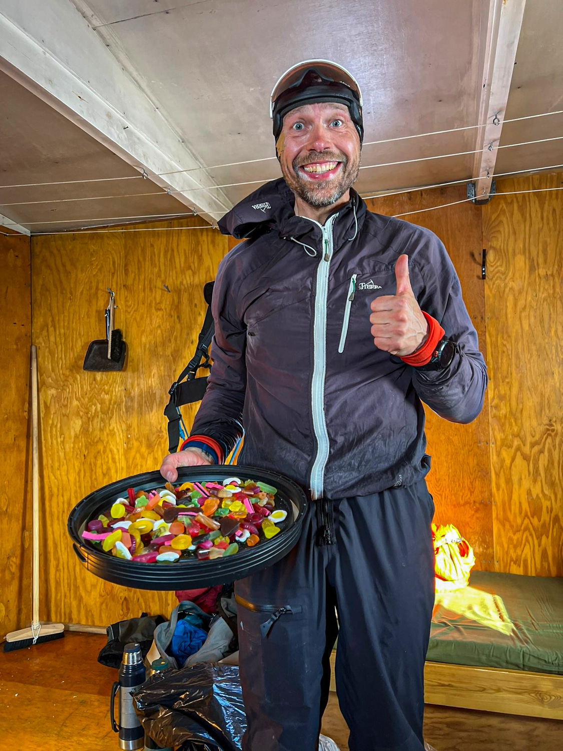 Storheden i Nordøstgrønland, 4. Thule til Thule ekspedition - Erik B. Jørgensen med slik