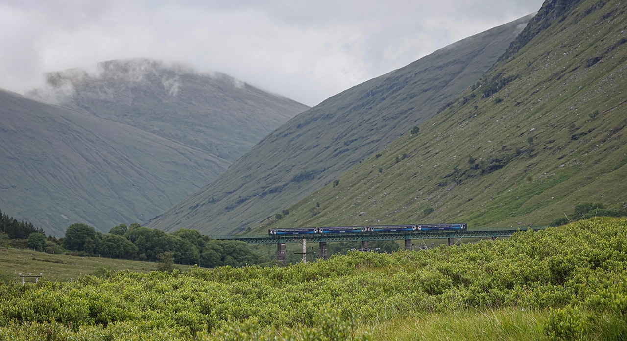 West Highland Way, vandretur i Skotland [Råd & fif] Transport til og fra ruten, tog på vej igennem landskabet