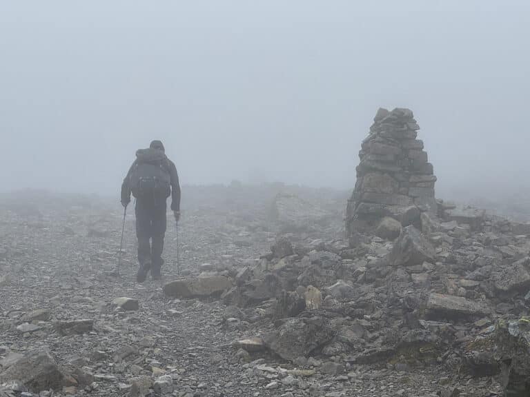 Sikkerheds på fjeldet, enkel guide og checkliste [Fif og råd] af Erik B. Jørgensen. Går i tåge på fjeldet.
