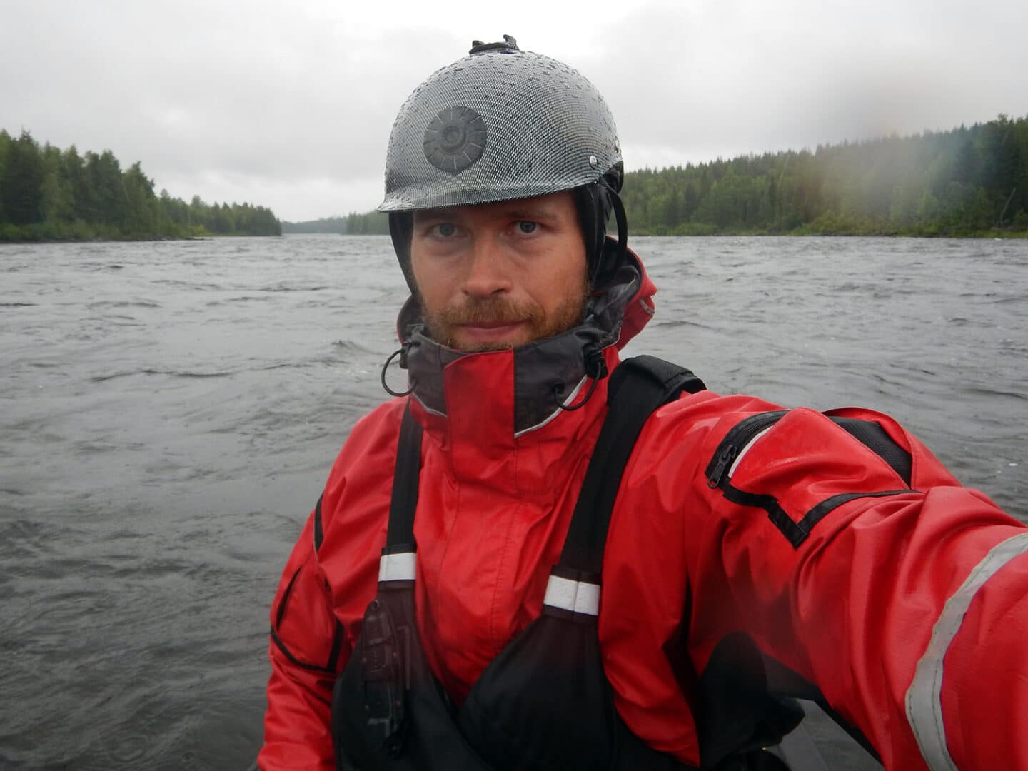 Kanotur tips, gode råd og fif til en fed tur, hjelm til fos af Erik B. Jørgensen