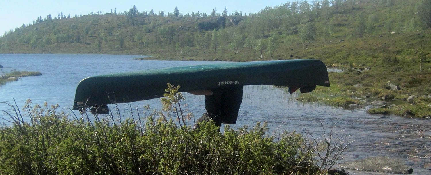 Kanotur tips, gode råd og fif til en fed tur, Erik B. Jørgensen overbæring med kano på hovedet