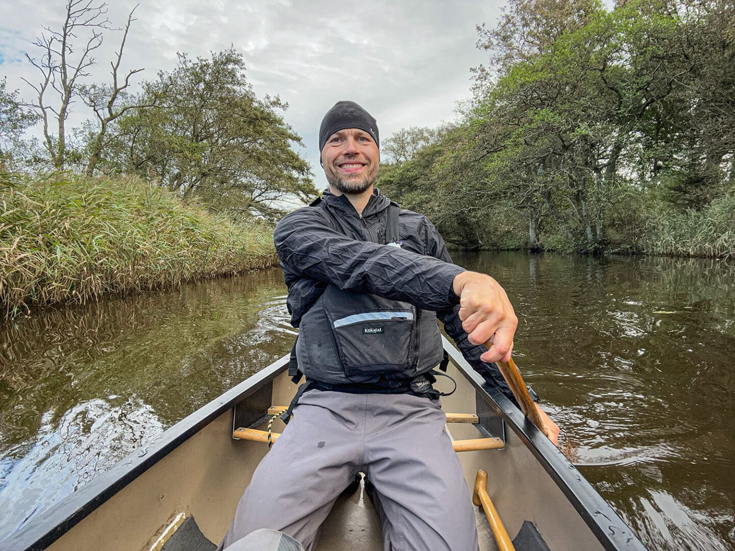 Kanotur tips, gode råd og fif til en fed tur, padler liggende på knæene, i tørbukser og neoprenbukser, Erik B. Jørgensen