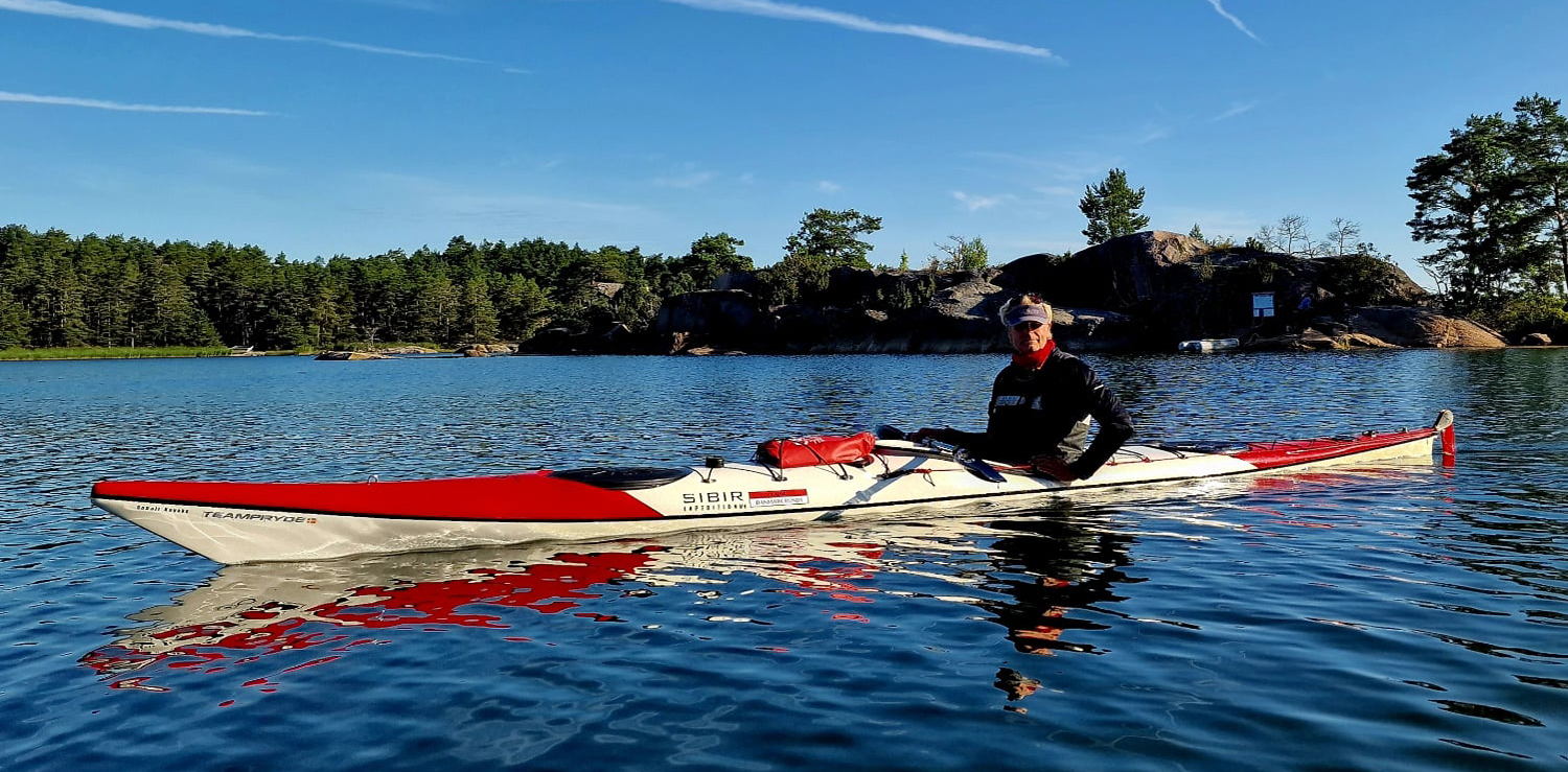 Det Rød-Hvide Bånd: Danmark rundt i kajak - Råd og fif til en god tur 18 Det Rød-Hvide Bånd, Danmark rundt i kajak - Råd og fif til en god tur, Bjørn Rune Jensen i sin kajak, med Det Rød-Hvide bånd klistermærke på sin kajak