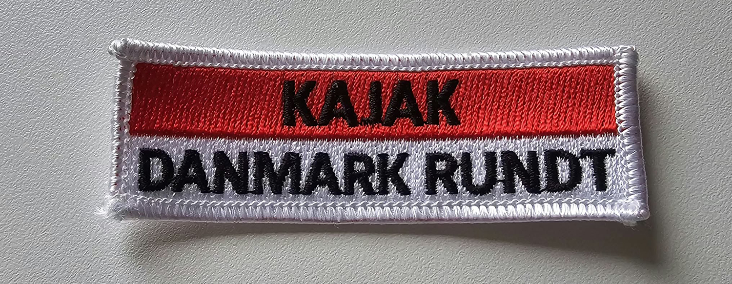 Det Rød-Hvide Bånd: Danmark rundt i kajak - Råd og fif til en god tur 17 Det Rød-Hvide Bånd, Danmark rundt i kajak - Råd og fif til en god tur, Det Rød-Hvide Bånd stofmærke, Danmark rundt i kajak