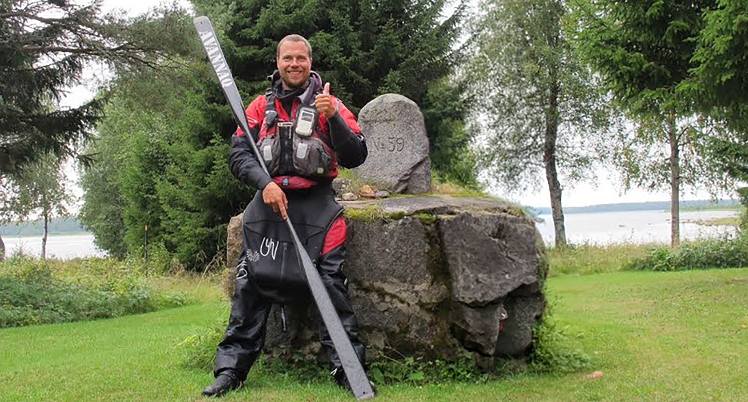 Det Rød-Hvide Bånd: Danmark rundt i kajak - Råd og fif til en god tur 19 Det Rød-Hvide Bånd, Danmark rundt i kajak - Råd og fif til en god tur, Det Svenske kajak båd, Det Blå Bånd, Erik B. Jørgensen i mål ved grænsen til Finland