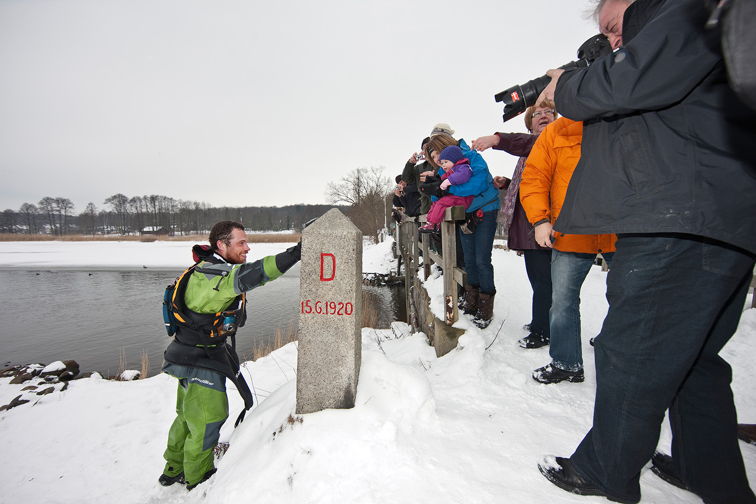 Det Rød-Hvide Bånd: Danmark rundt i kajak - Råd og fif til en god tur 6 Det Rød-Hvide Bånd, Danmark rundt i kajak - Råd og fif til en god tur, i mål, Erik B. Jørgensen rør Grænsesten nr 1, Foto Geir Haukursson