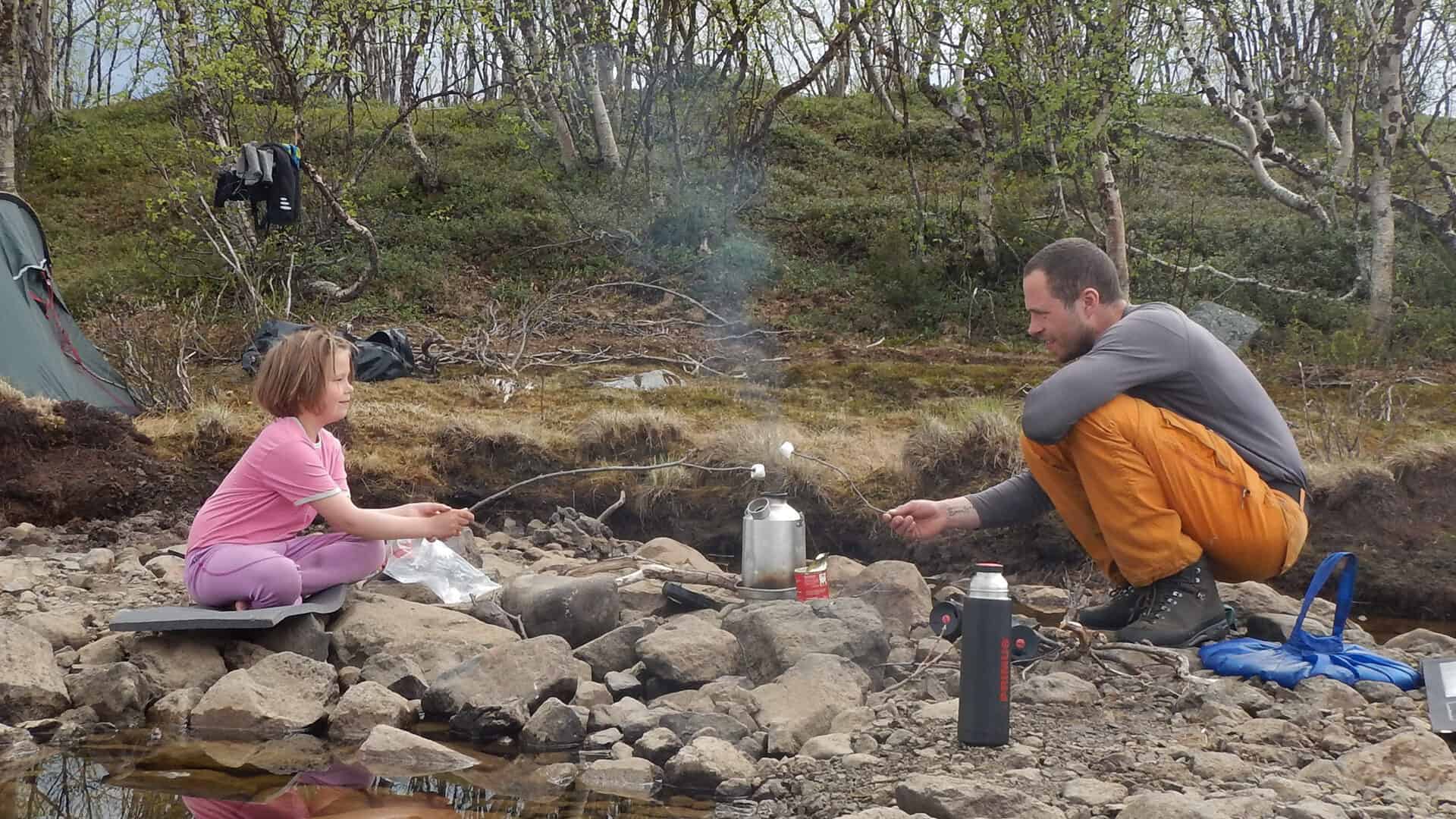 Far og datter i Vildmarken, Nordsverige, foredrag, Erik B. Jørgensen, Vi laver varmt vand og rister skumfiduser