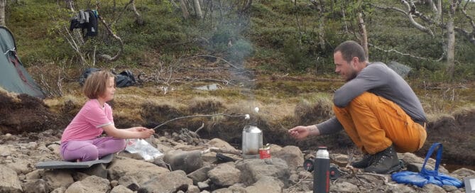 Far og datter i Vildmarken, Nordsverige, foredrag, Erik B. Jørgensen, Vi laver varmt vand og rister skumfiduser