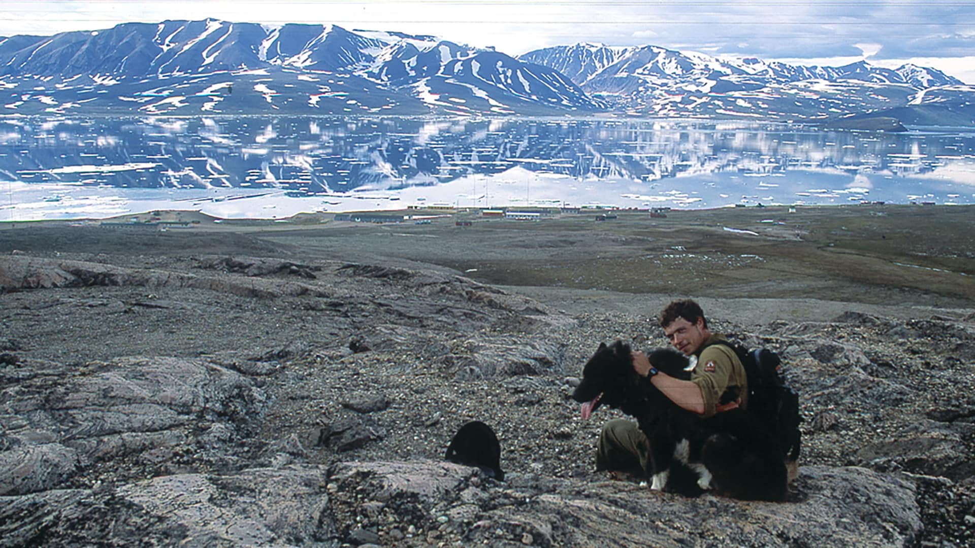 Slædepatruljen Sirius, foredrag, Erik B. Jørgensen, på vandretur med slædehund, Nordøstgrønland