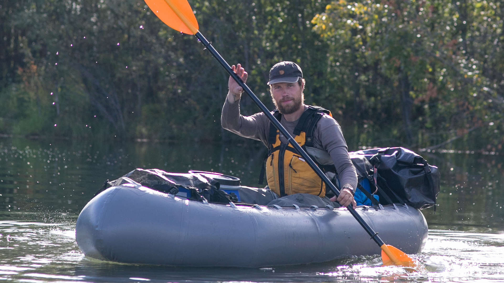 Alaska på tværs, foredrag, Erik B. Jørgensen i sin packraft, padler af Noatiak River