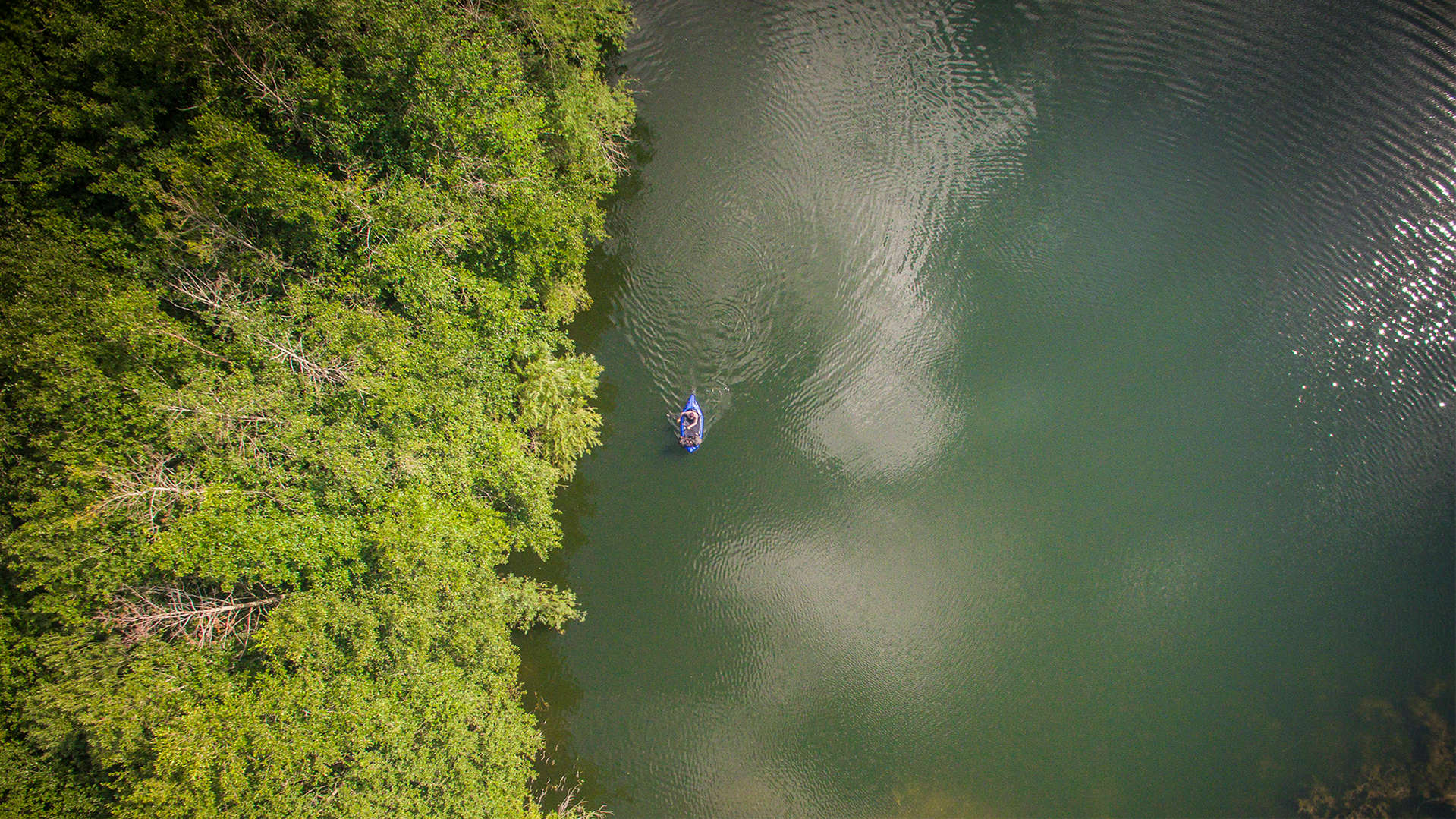 Udviklingsforedrag af Erik B. Jørgensen. i sin packraft i sø, set fra drone