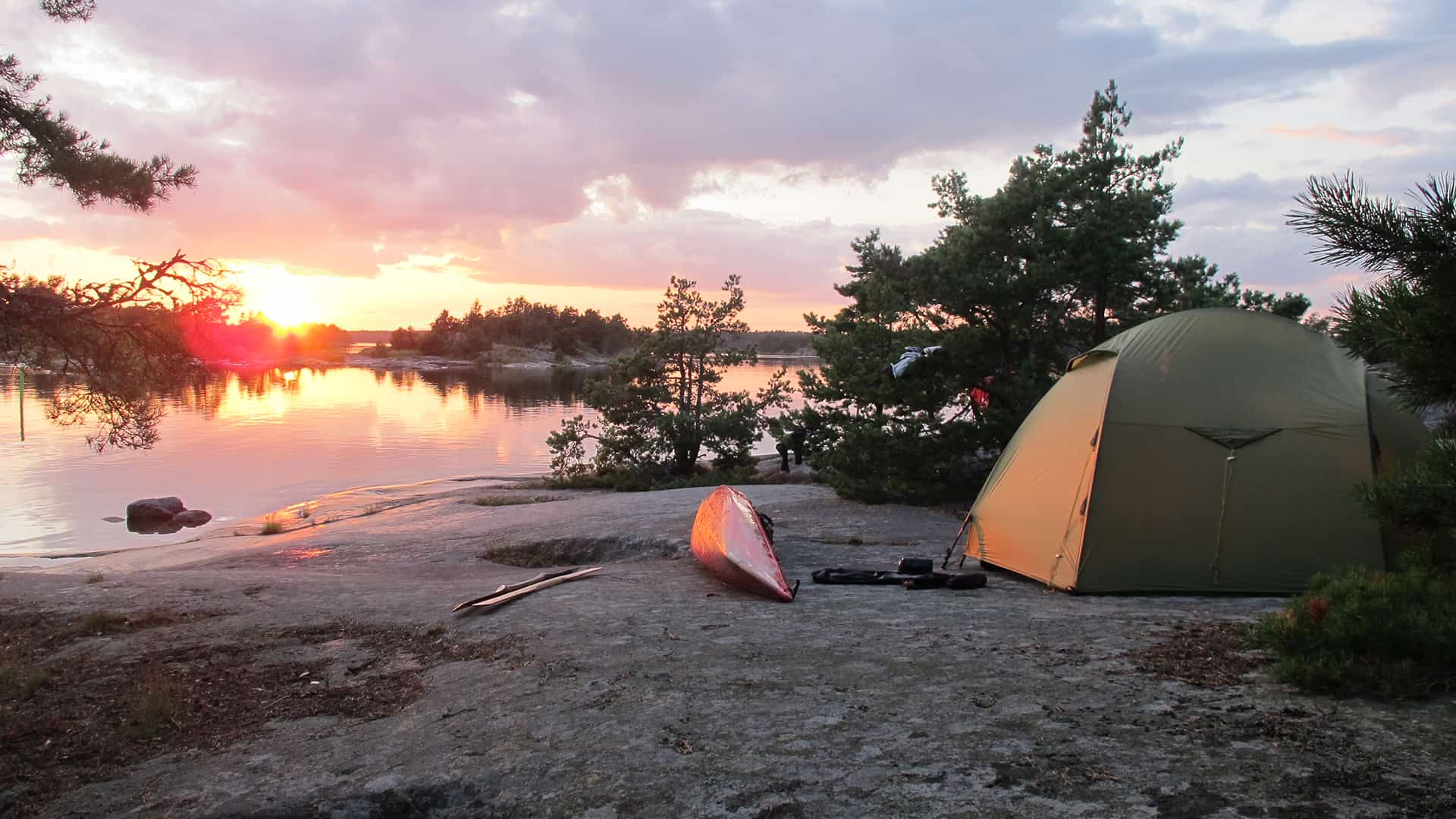 Skandinavien rundt i kajak, foredrag, Erik B. Jørgensen, lejr og solnedgang, den svenske skærgård