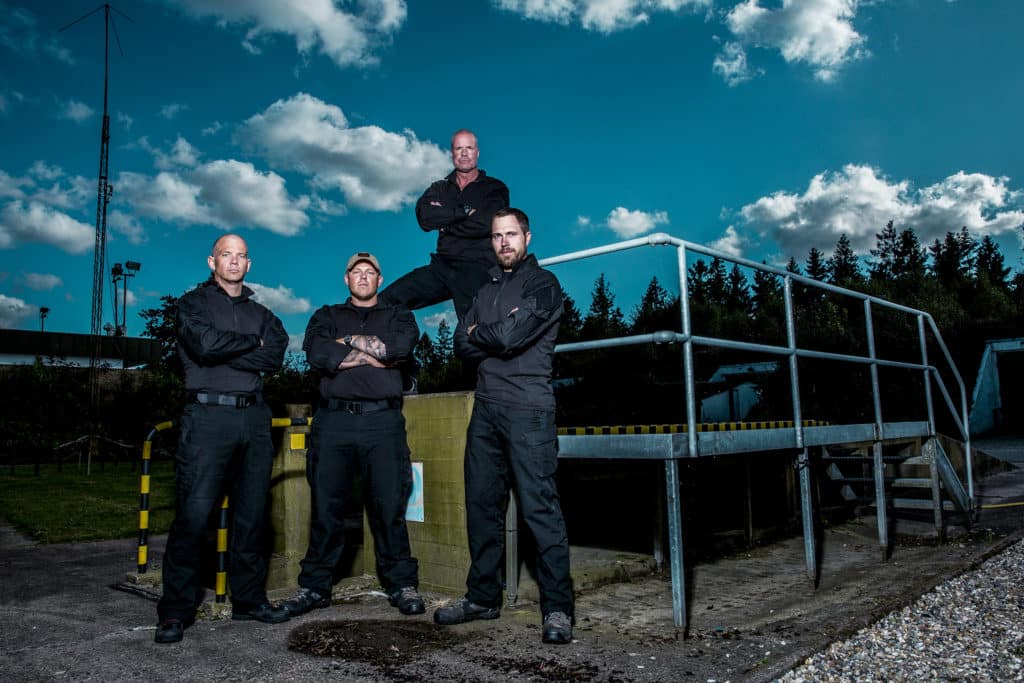 Korpset, (TV2) Instruktørens tøj og udstyr