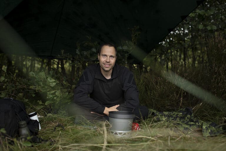 Episode 2, Korpset, sæson 4, instruktør Erik B. Jørgensen klar med snegle, Foto Lars E. Andreasen, TV 2