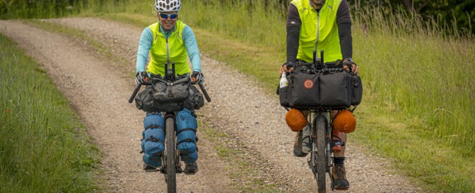 Tine Henriksen og Erik B. Jørgensen cykler på deres bikepackingcykler under Bikepacking, Danmark rundt, foto Claus Lillevang