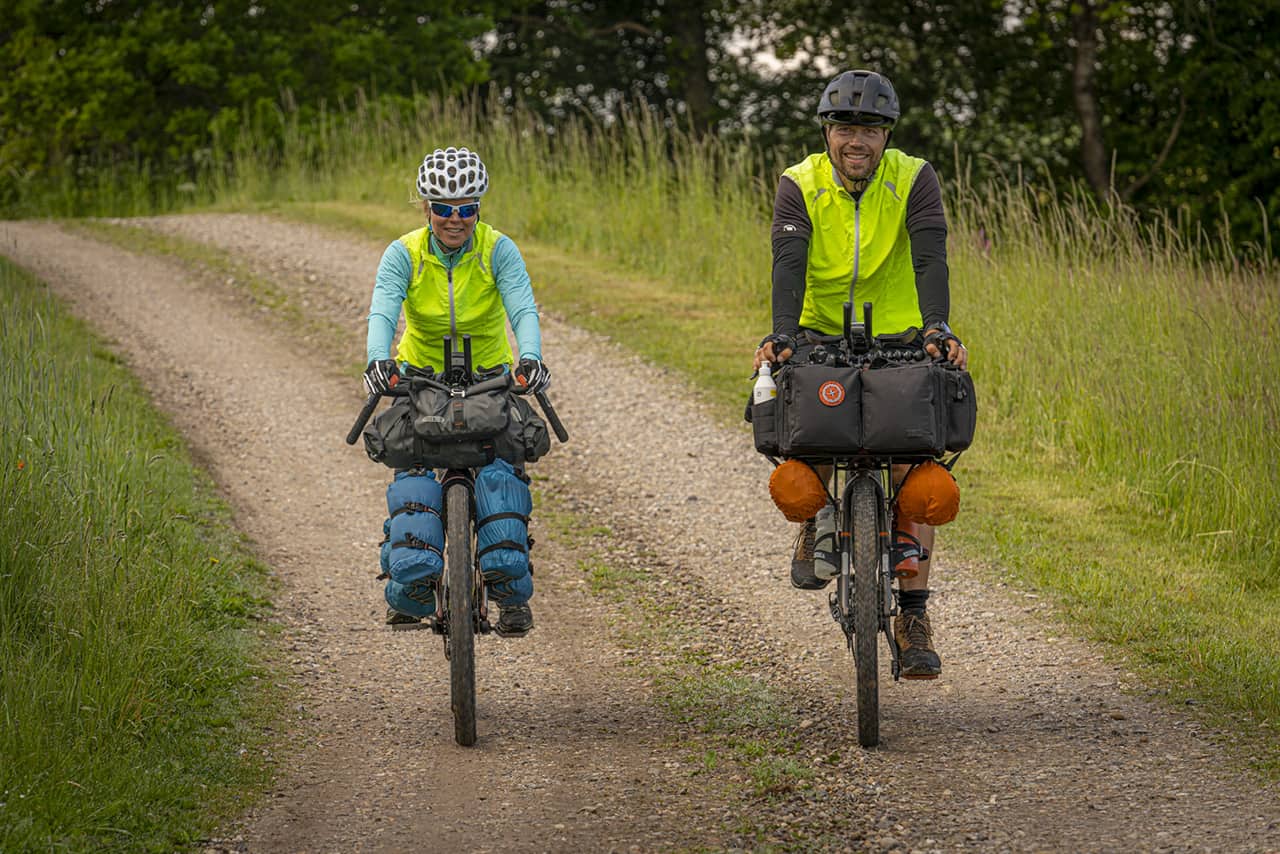 Tine Henriksen og Erik B. Jørgensen cykler på deres bikepackingcykler under Bikepacking, Danmark rundt, foto Claus Lillevang
