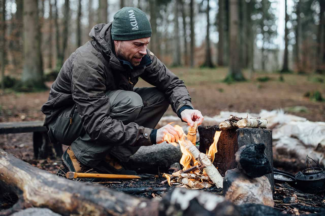 Erik B. Jørgensen laver bål i skoven, Foto Claus Sall