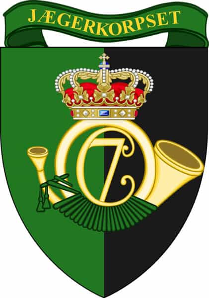 Jægerkorpset logo, våbenskjold i gørn og sort, med et Jagthorn med kron i midten.